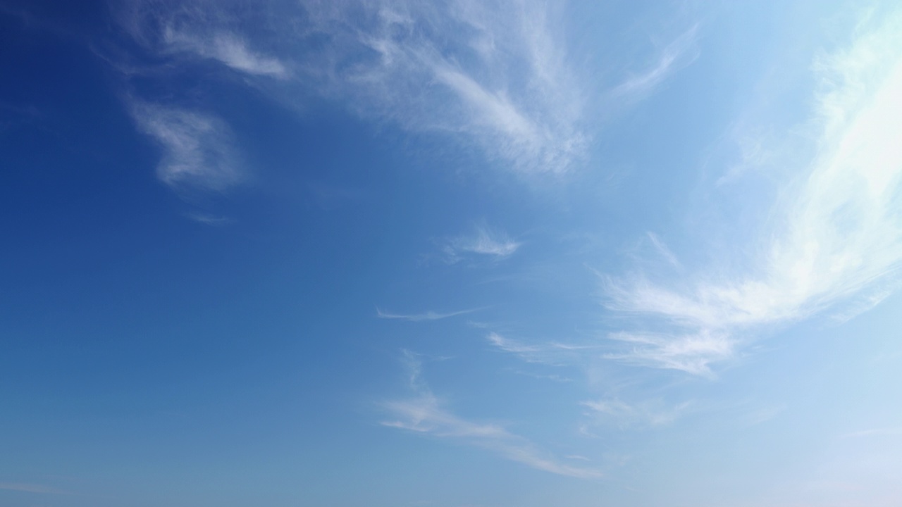 美丽的白云在蓝天中慢慢地变换形状。视频下载