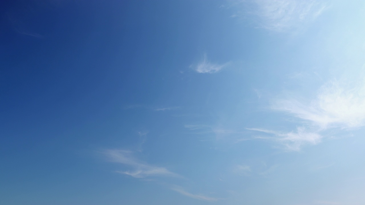 美丽的白云在蓝天中慢慢地变换形状。视频下载