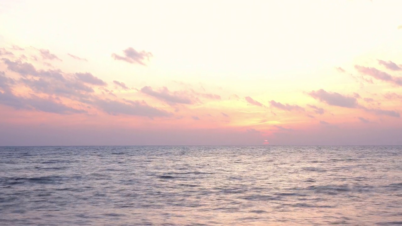 海上美丽的日出。视频下载