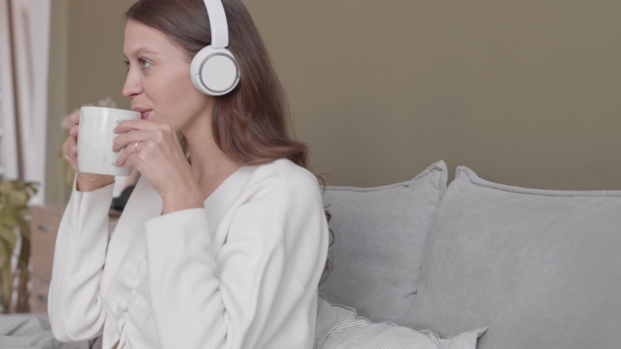 孕妇在床上听音乐视频下载