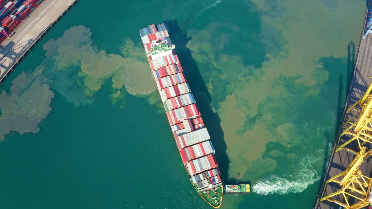 集装箱拖船是一种在码头商港装载集装箱的货轮，用于商业物流、进出口、海运或货物运输。视频下载