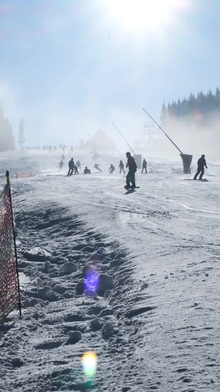 冬季滑雪胜地的滑雪坡视频素材