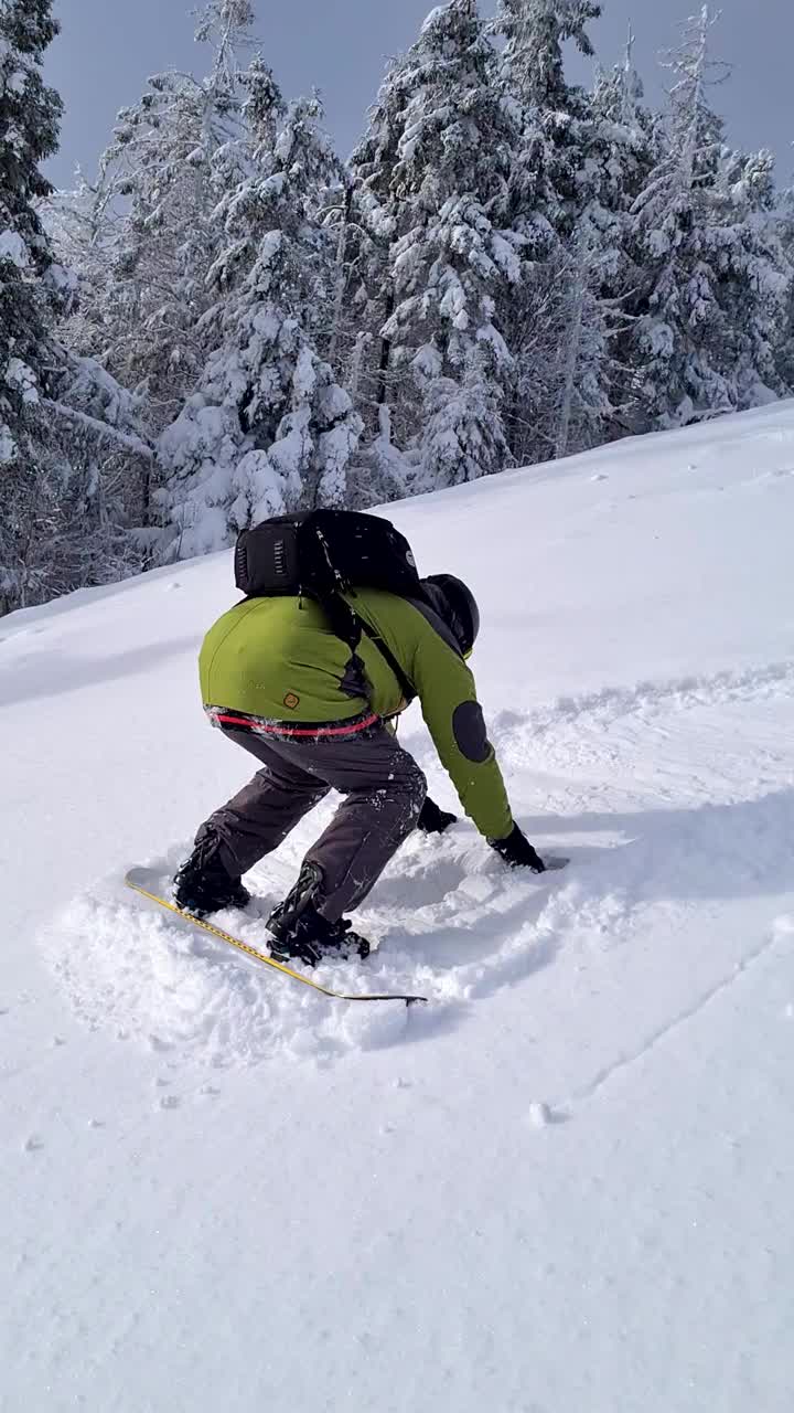 男子在雪天雪地滑雪视频素材
