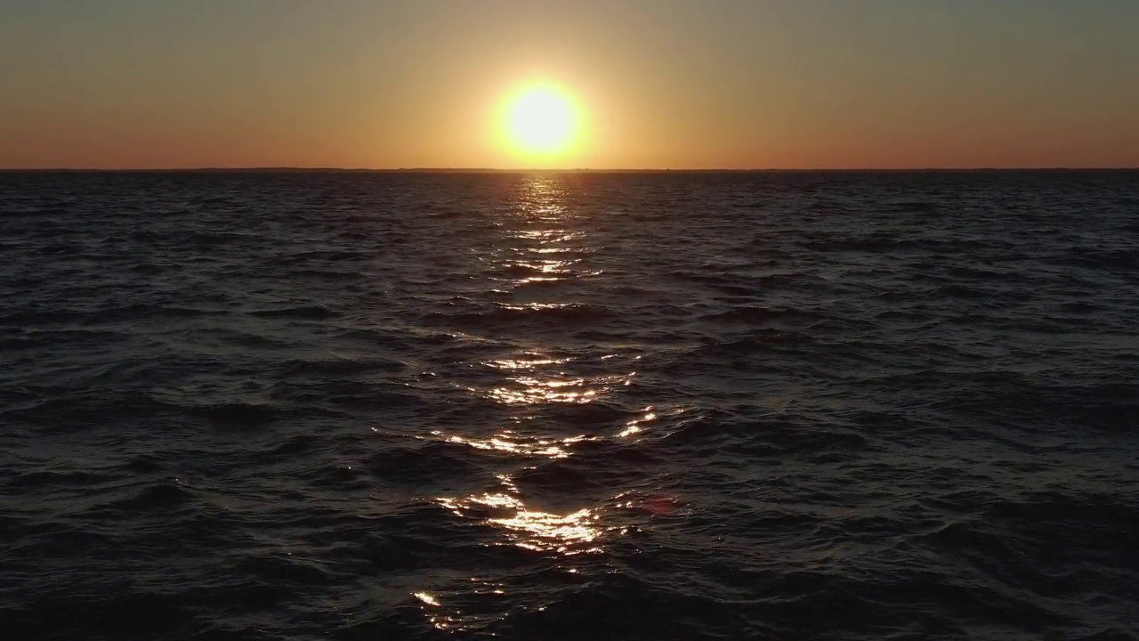 空中无人机拍摄。海上的黎明。发黄的太阳。平静的天气。视频下载