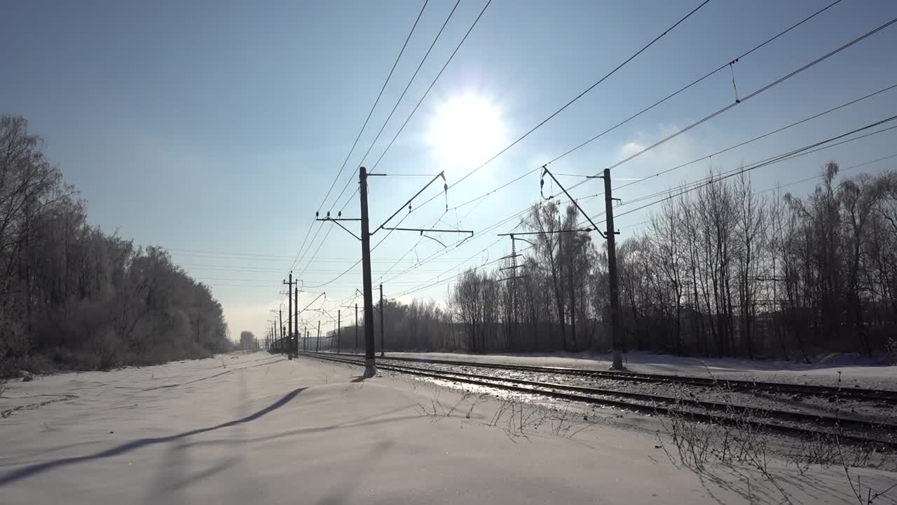 俄罗斯，莫斯科地区，2022年2月5日。电动客运列车移动。冬天的阳光灿烂的日子视频素材