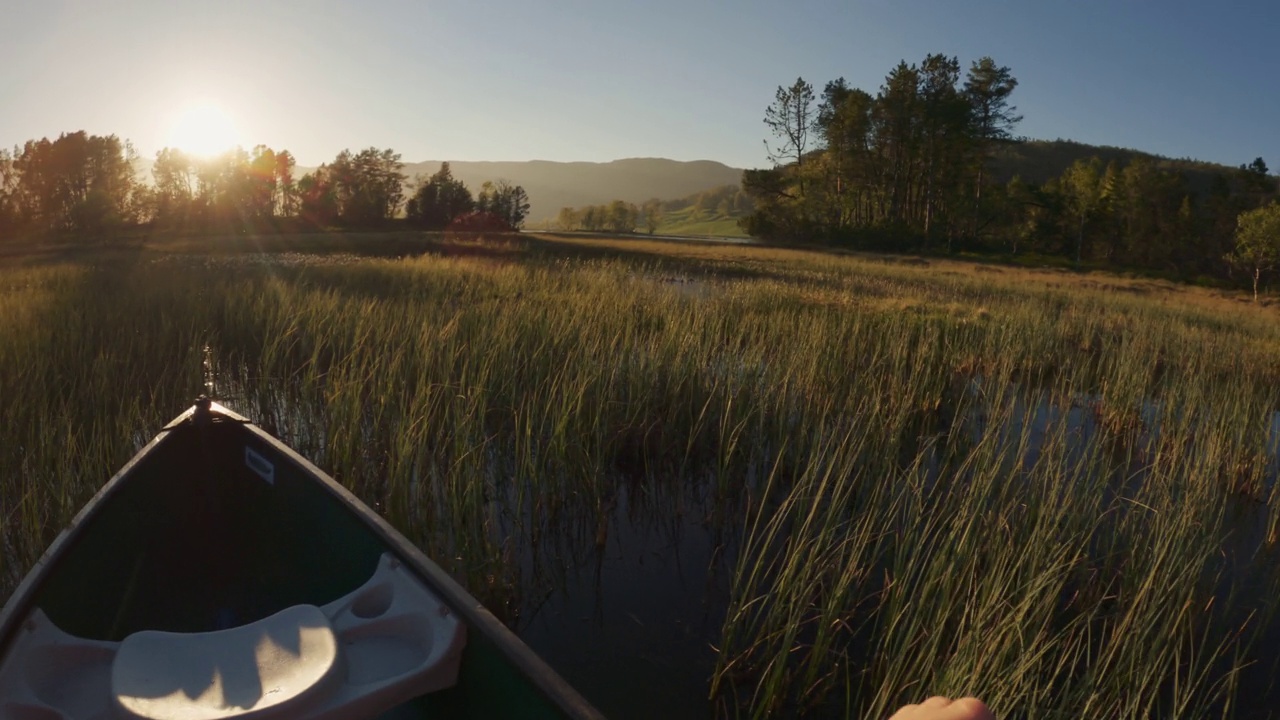在湖中划船的POV:夏日日落户外视频下载