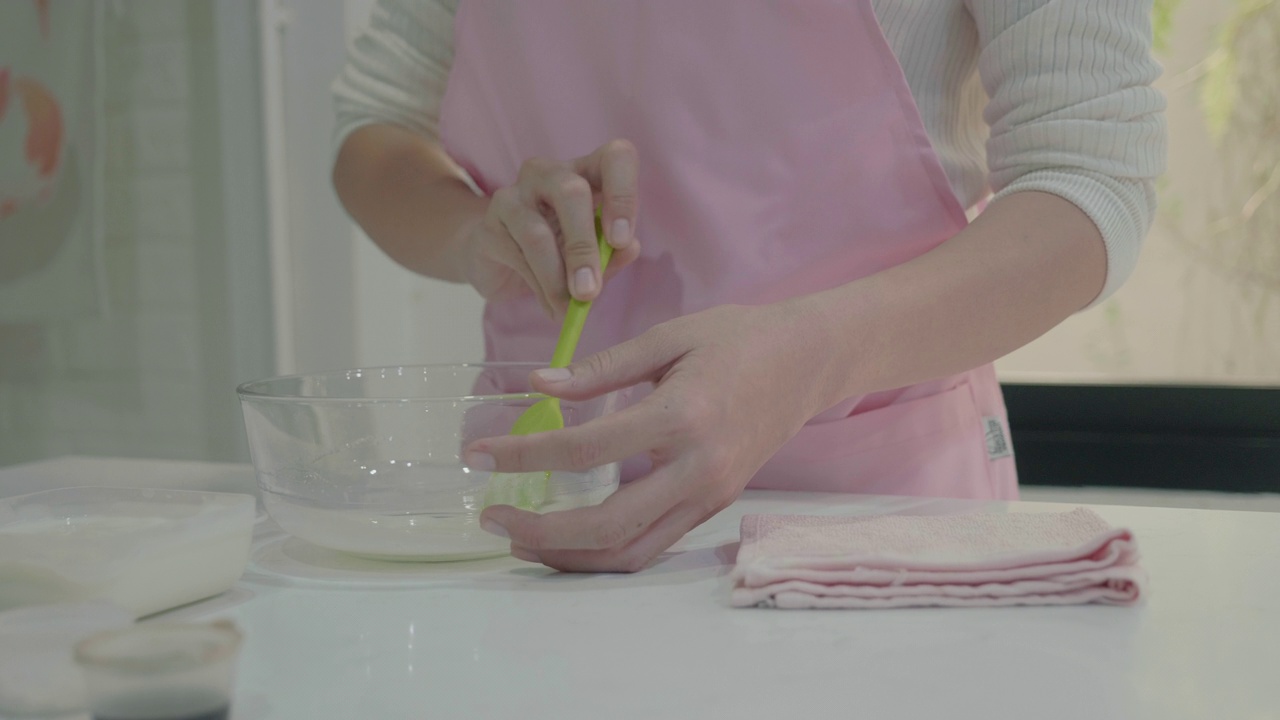 专业厨师正在做蛋糕。一个现代厨房里白色蛋糕和草莓的特写视频下载