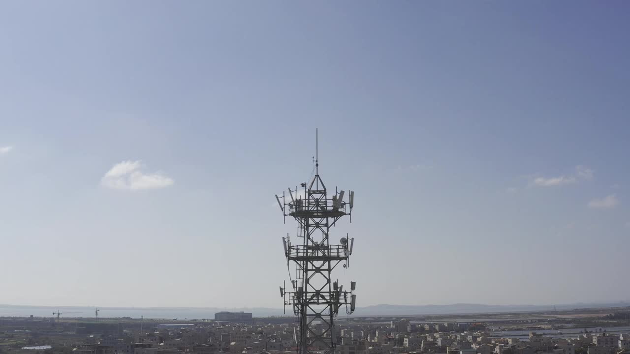 蓝天白云下的5G信号塔视频下载