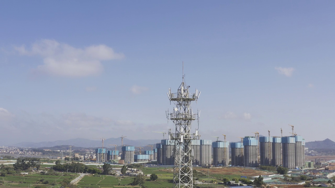 蓝天白云下的5G信号塔视频下载