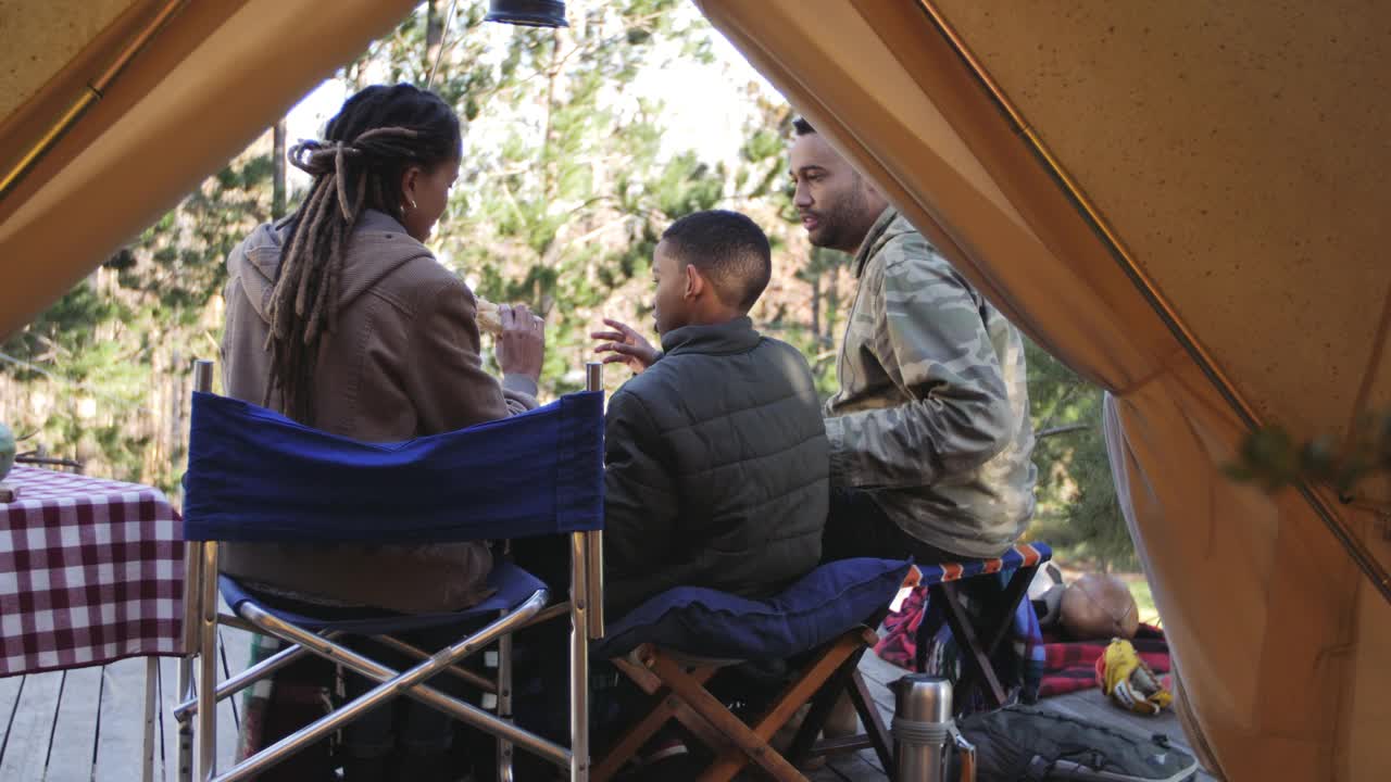 一家人在帐篷外吃饭、休息视频下载