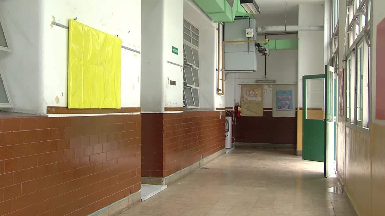 冠状病毒大流行期间，阿根廷一所公立学校的走廊空荡荡。视频素材
