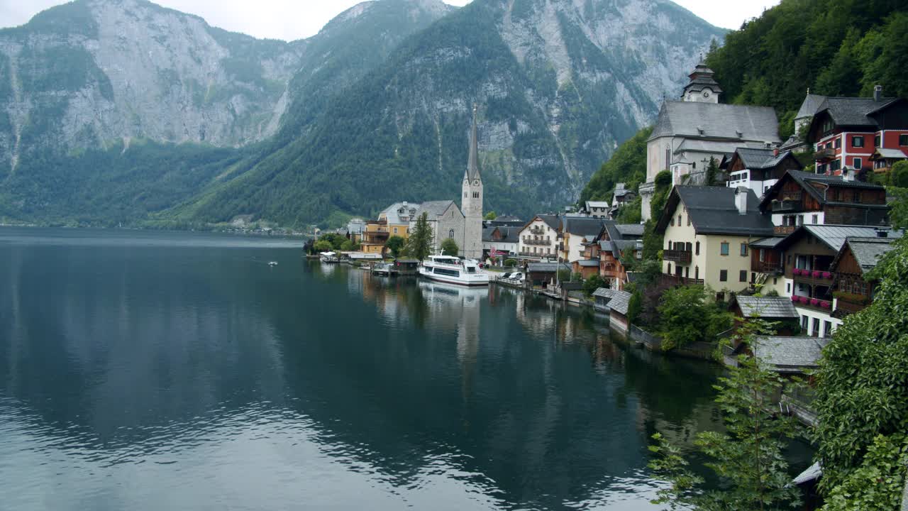 哈尔斯塔特传统村落，位于奥地利阿尔卑斯山脉之间的湖泊上视频下载