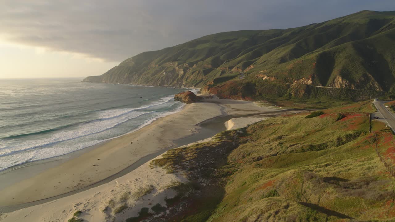 WS HA空中推进侵蚀海岸线在岬苏尔，加利福尼亚。视频下载