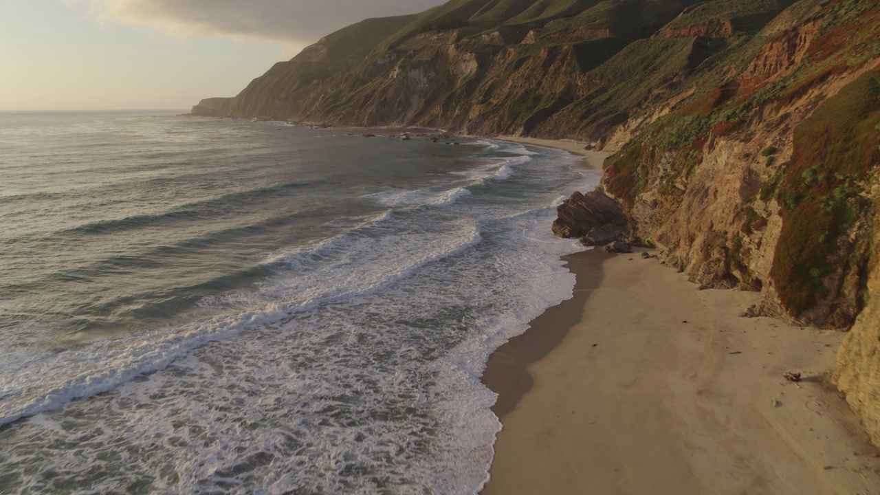 WS HA空中推进侵蚀海岸线在岬苏尔，加利福尼亚。视频下载