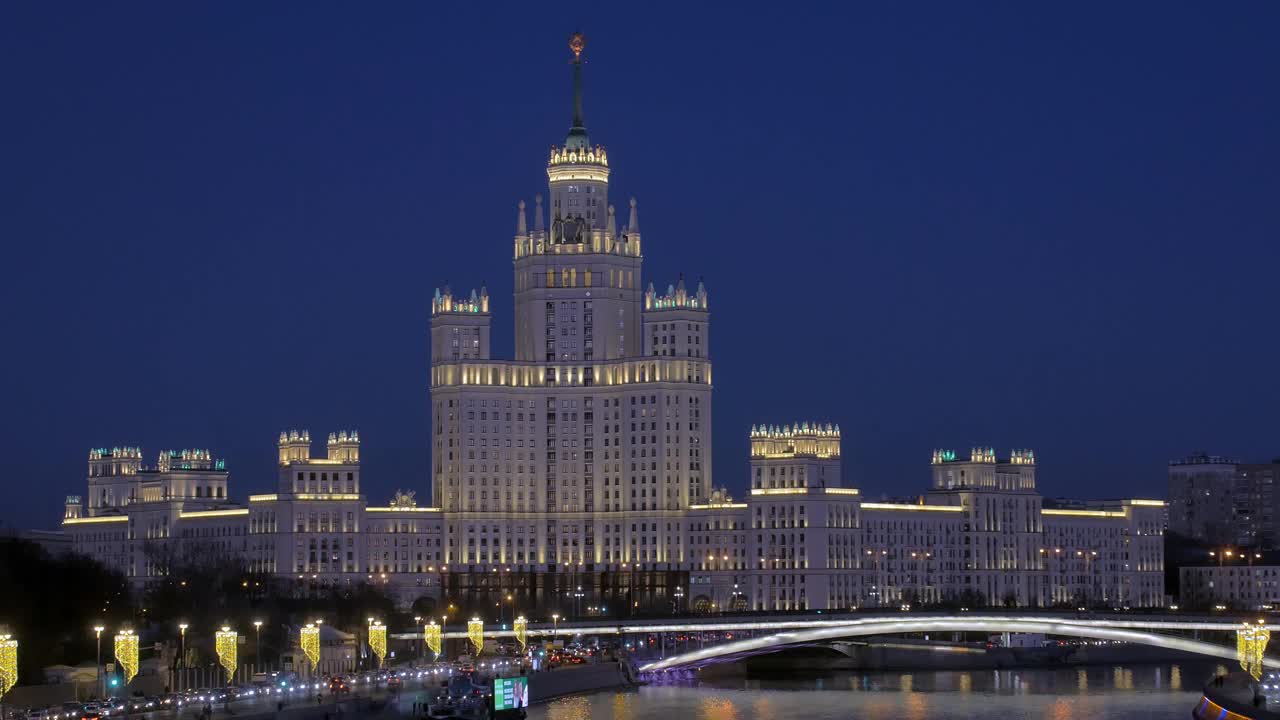 莫斯科，俄罗斯，风景如画的城市夜景，七姐妹之一视频下载