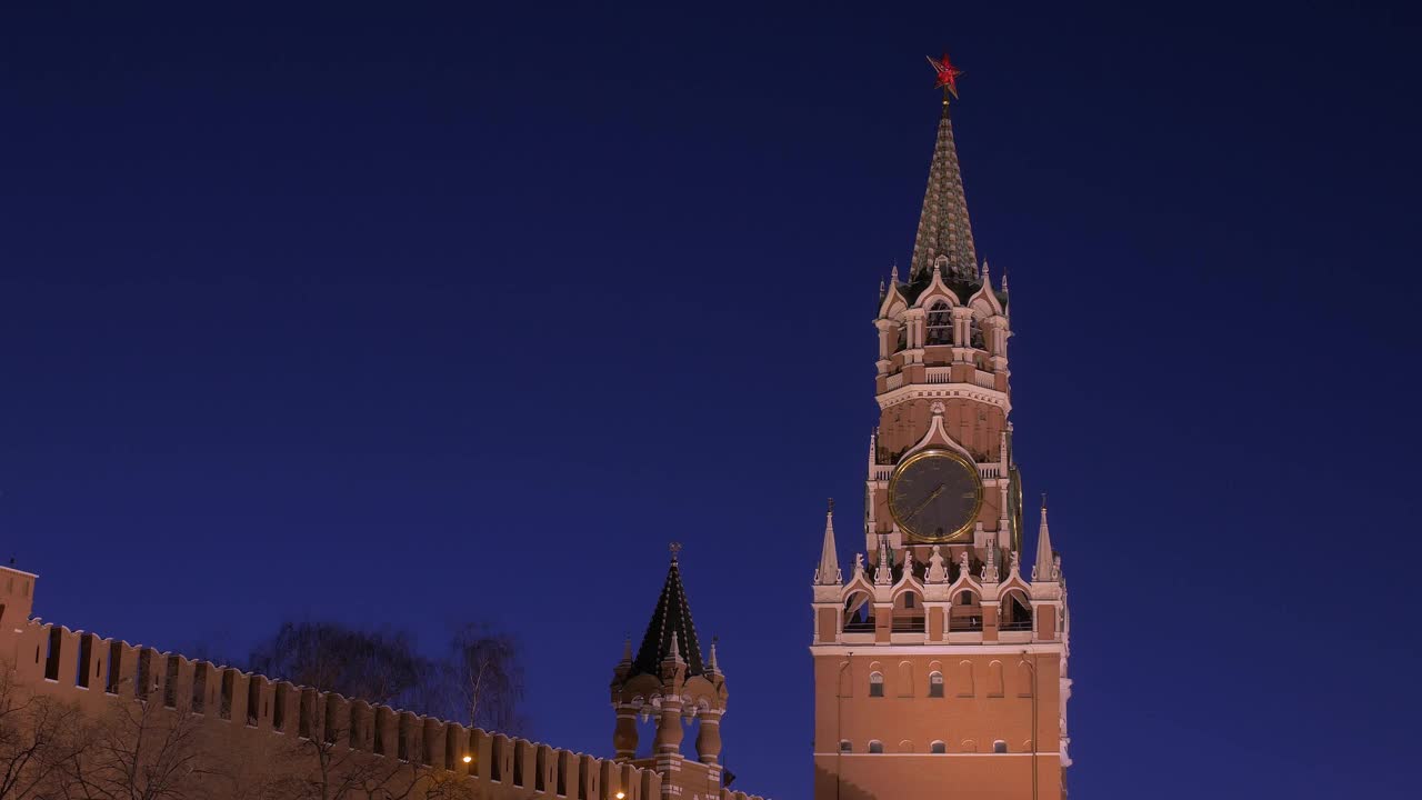 莫斯科克里姆林宫的斯帕斯卡亚塔在黄昏的时候，历史建筑在中心视频下载