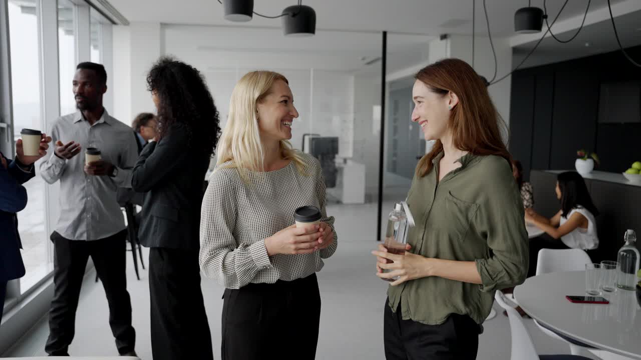 两个友好的女商人在喝咖啡休息时聊天视频下载
