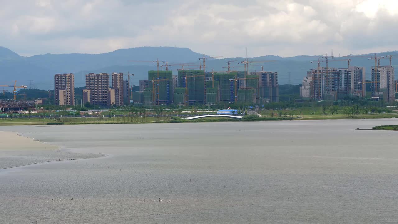 城市的发展，现代化的滨江地区正在建设的建筑视频下载