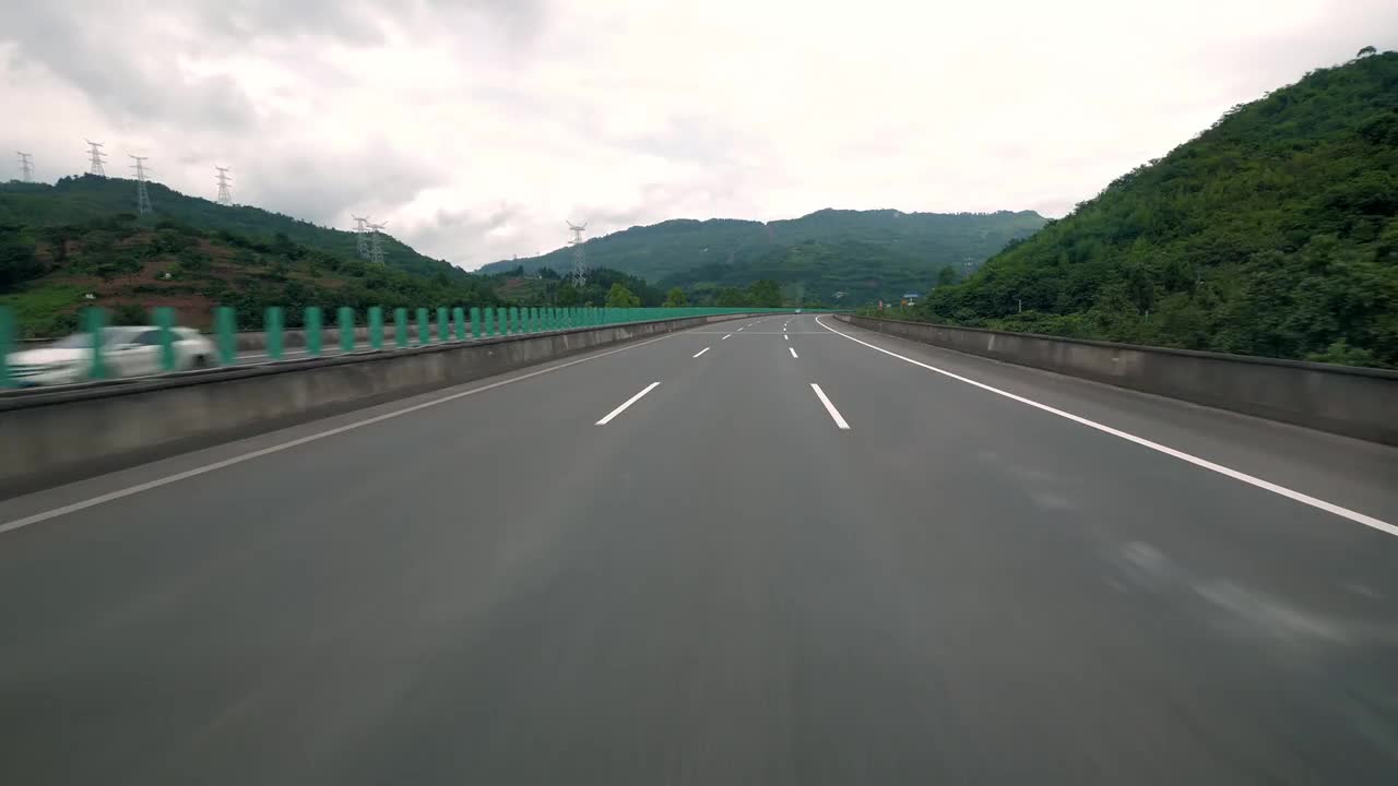 在现代高速公路上快速移动，山间三车道交通公路视频下载