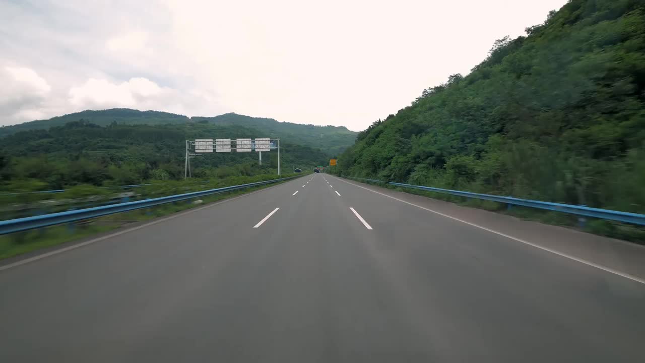 在中国的现代高速公路上快速移动，三车道的山路之间视频下载