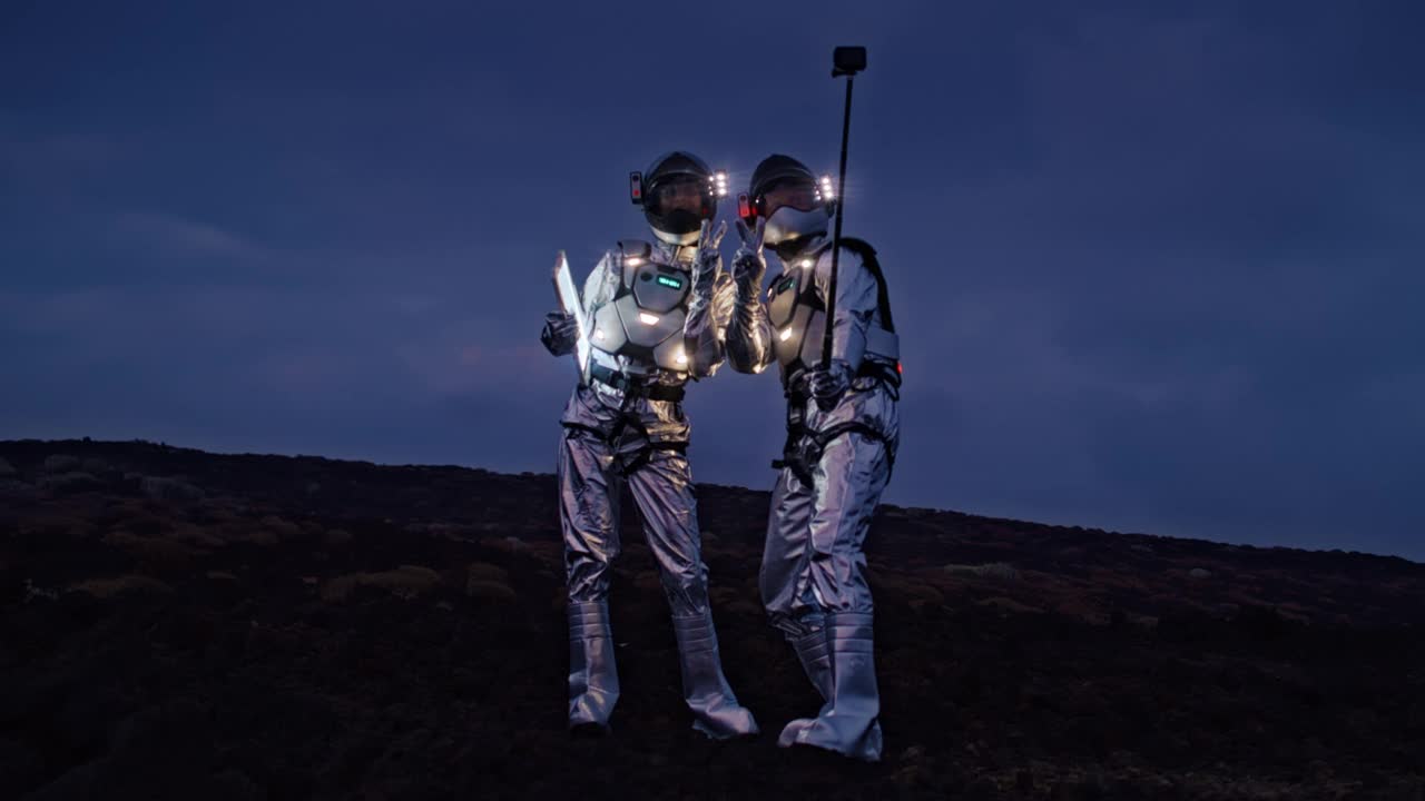 宇航员穿着未来主义服装，带着发光的平板电脑在新星球上寻找路线视频素材