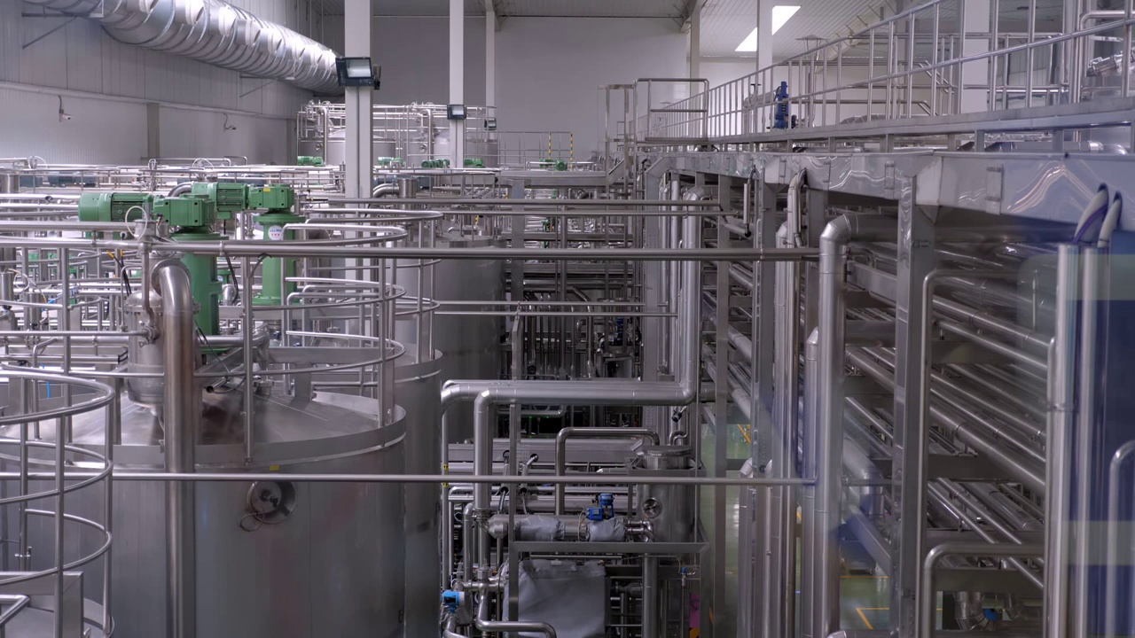 现代化牛奶加工厂的自动化生产视频下载