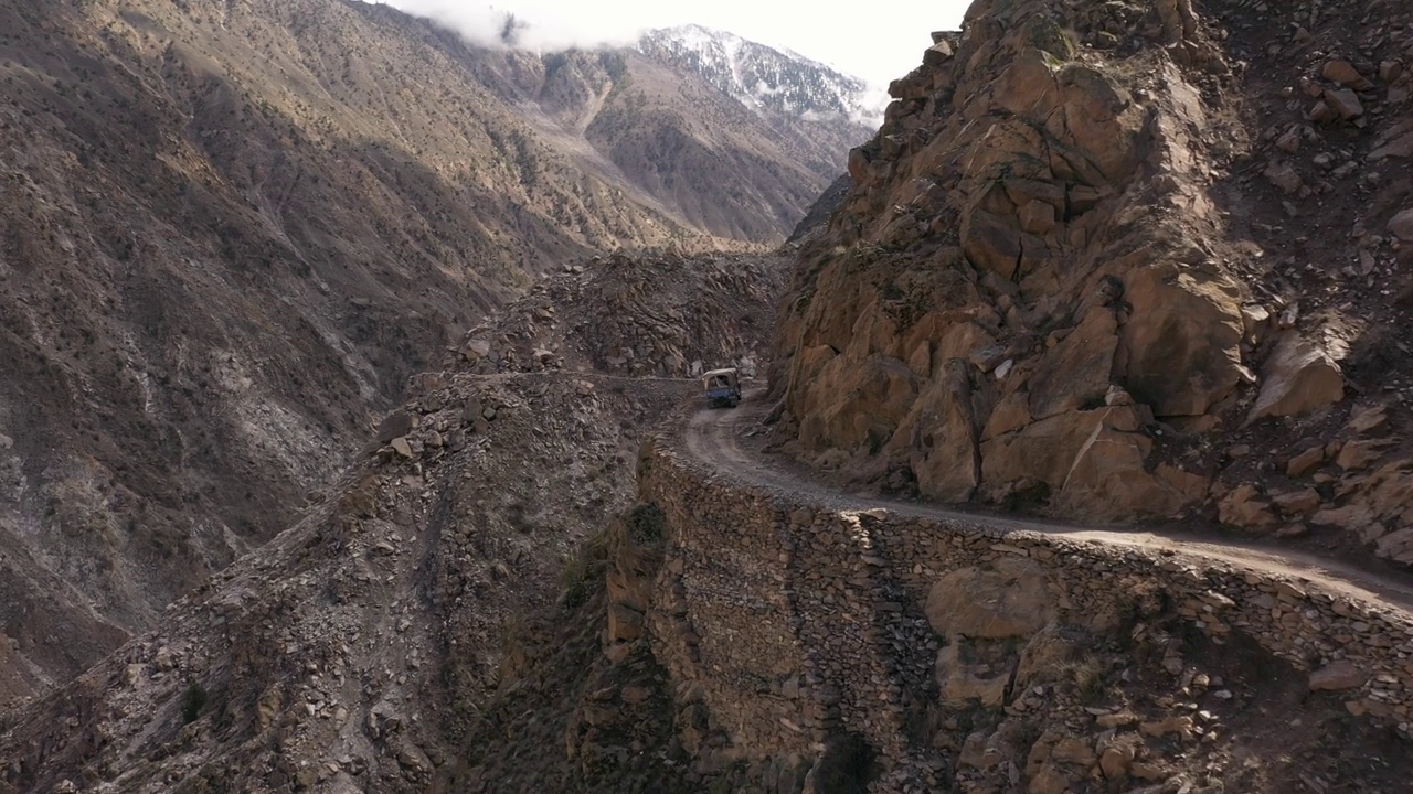 风景鸟瞰图的4 × 4越野车驾驶上山南加帕尔巴特基地营地在巴基斯坦北部视频素材
