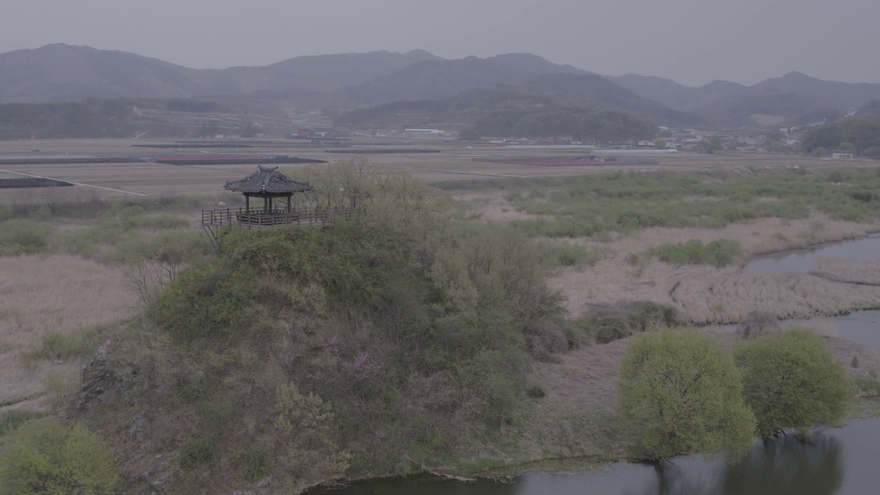 韩国忠清北道玉川郡Sangchunjeong亭附近的村庄和自然风光视频素材