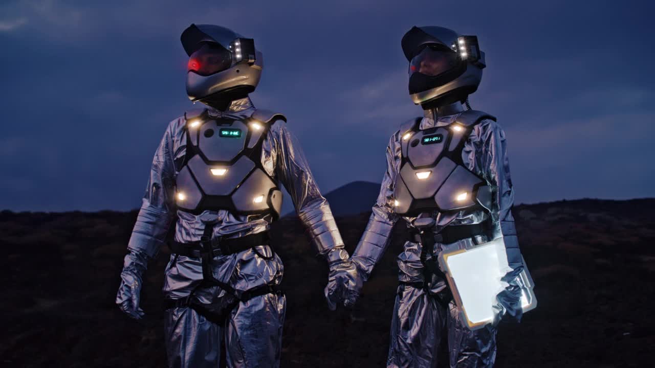 宇航员穿着未来主义服装，带着发光的平板电脑在新星球上寻找路线视频下载