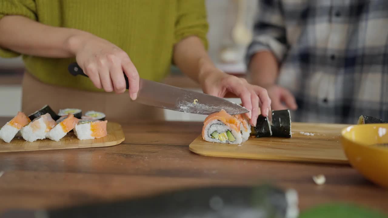 b卷的女人日本种族安排鲑鱼寿司卷视频素材
