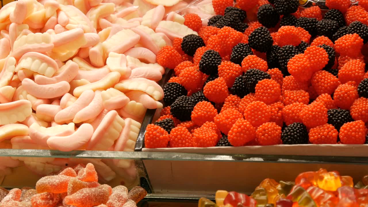 市场柜台上各种各样的糖果视频下载