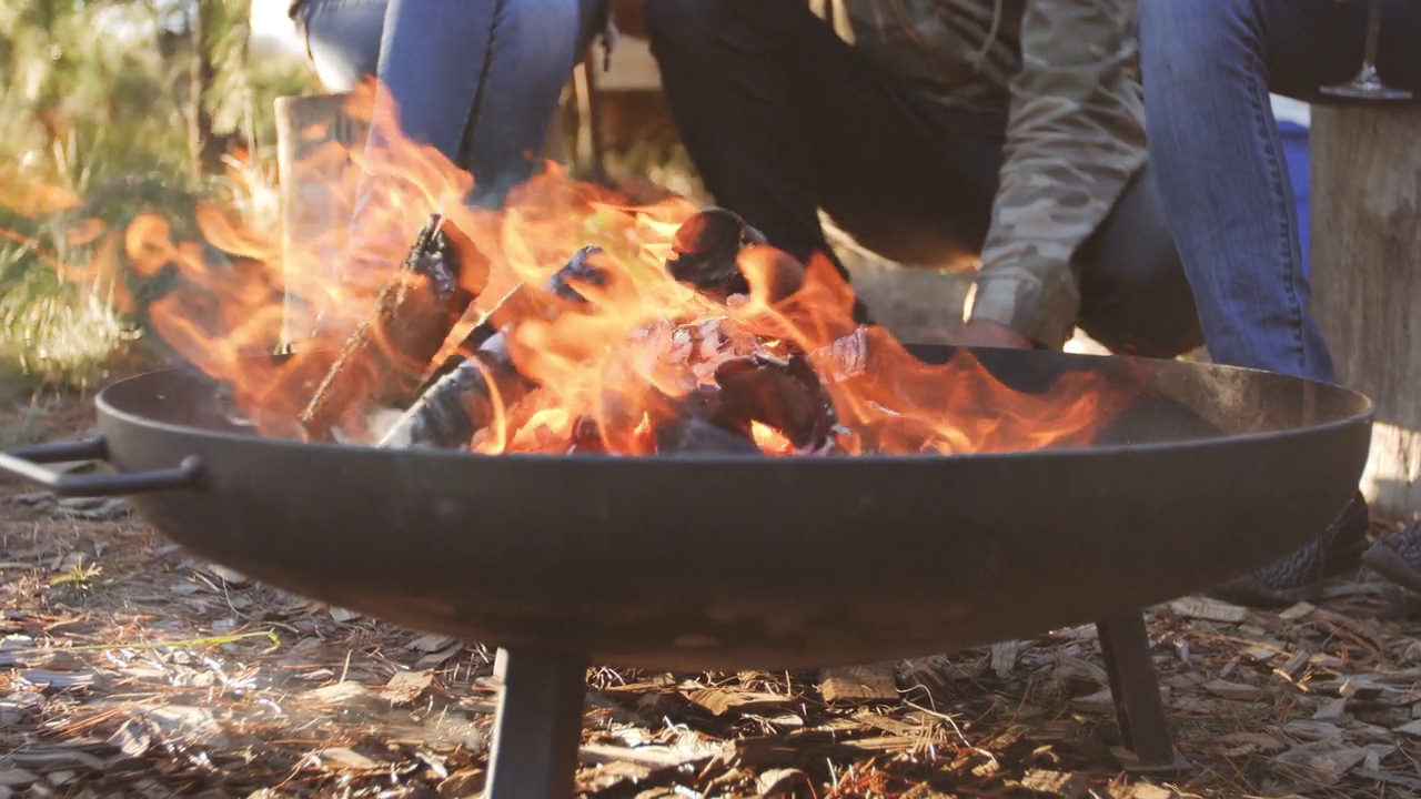朋友们把火柴扔进熊熊燃烧的篝火里视频下载