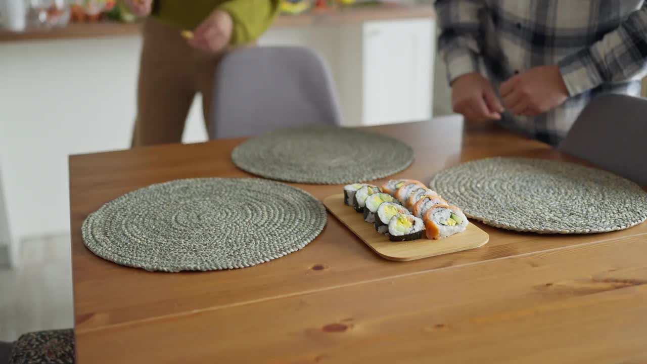 一对日本夫妇正在准备午餐用的餐桌和寿司视频素材
