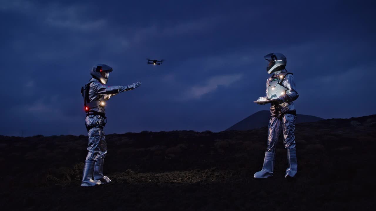 自拍太棒了。宇航员们穿着未来派的、发光的衣服摆姿势。无人机在他们上方飞行视频下载