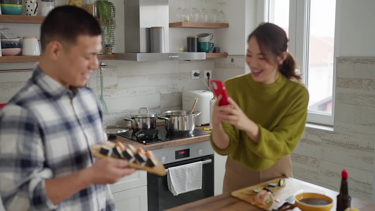 日本裔女子，用手机录下男友做寿司的过程视频下载