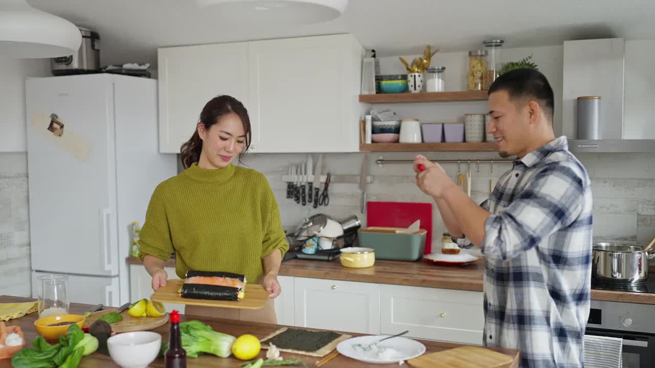 男友用手机录下女友为美食频道做寿司的过程视频素材