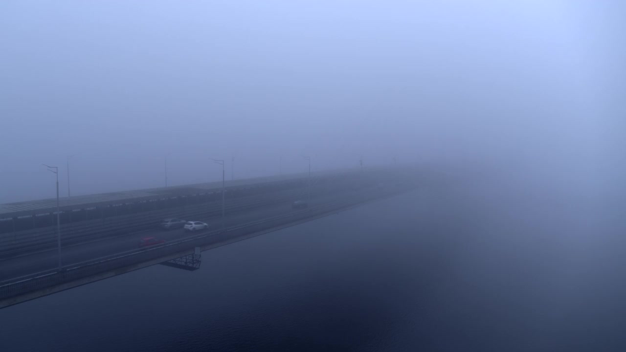 雾城交通鸟瞰图中的桥梁视频下载