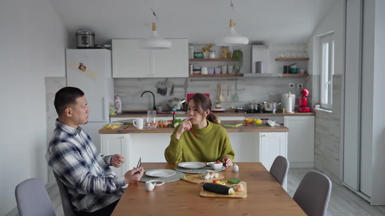 无忧无虑的日本夫妇，午餐吃着寿司卷视频下载