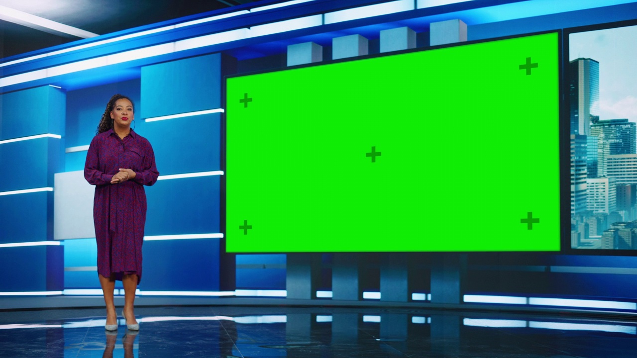 谈话节目电视节目:美丽的黑人女主持人站在新闻演播室，使用大绿色色度键屏幕。新闻阿克尔，主持人谈论新闻，天气。播放模拟有线频道视频下载