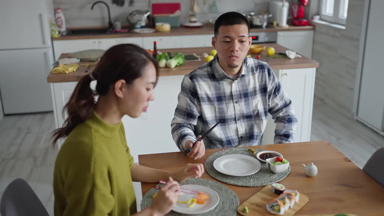一对平静的年轻日本夫妇，午餐吃着寿司卷视频下载