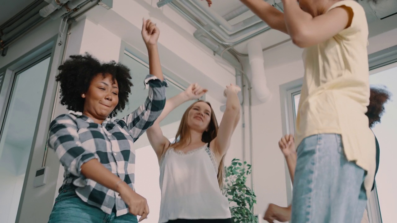 一群年轻的非裔美国女孩一起跳舞，唱卡拉ok视频下载