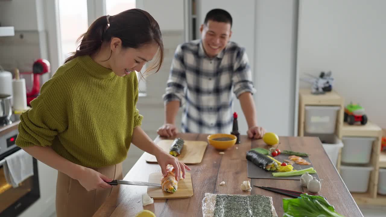 熟练的日本女性切割三文鱼寿司卷视频素材