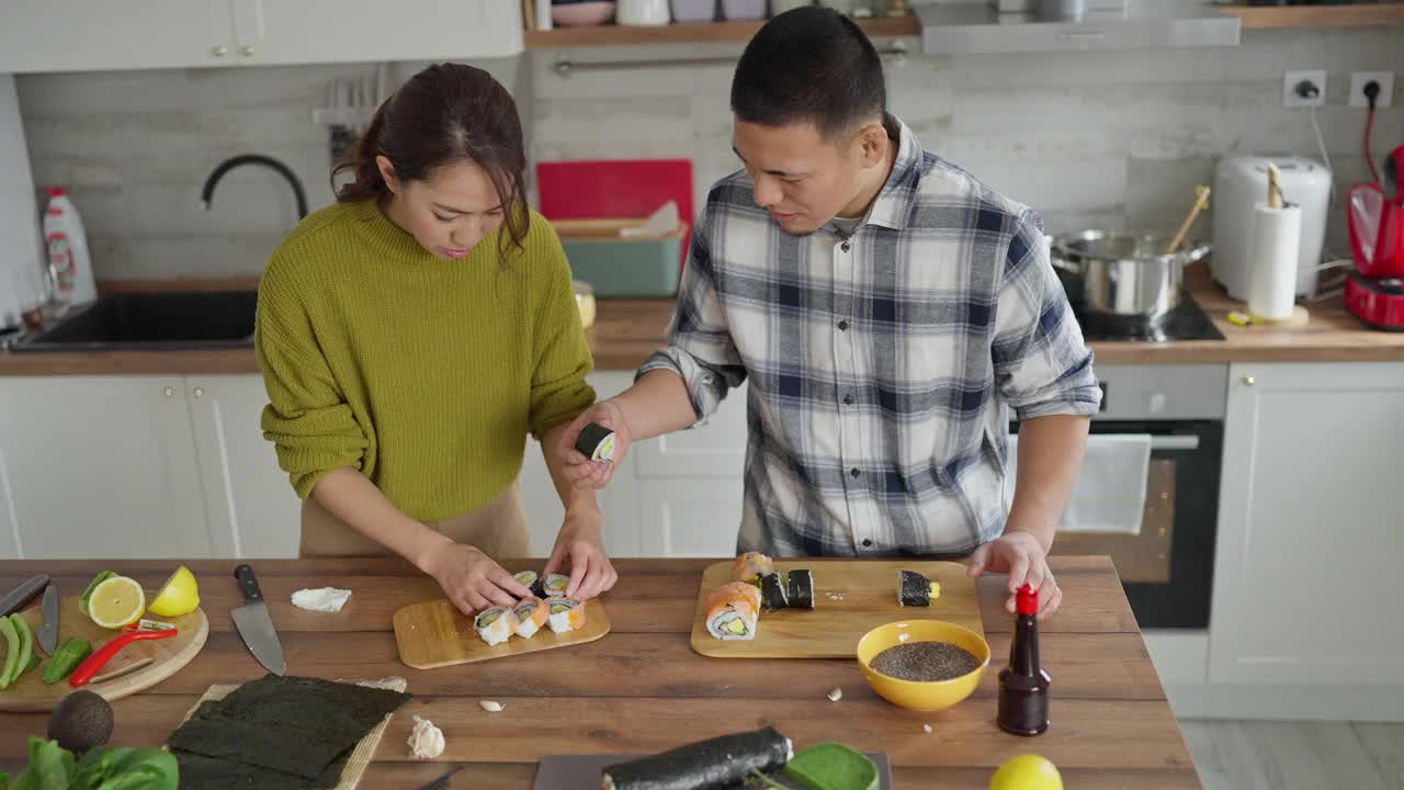 b卷的女人日本种族安排鲑鱼寿司卷视频下载