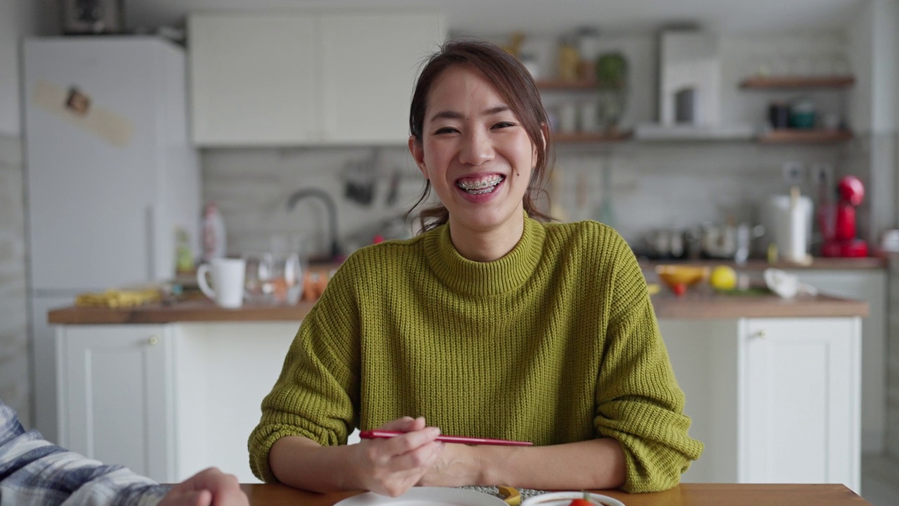 快乐的日本民族妇女享受寿司午餐视频下载