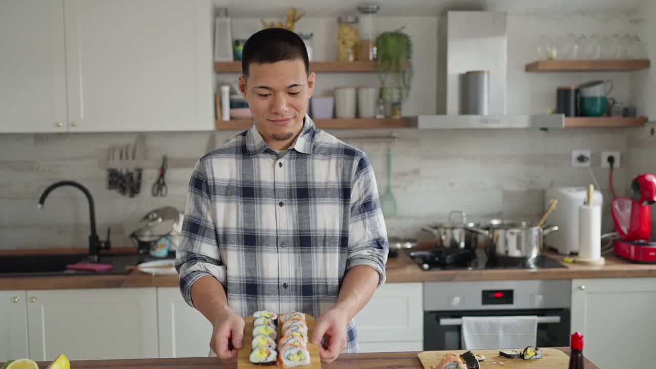 一名日本人拿着他做的寿司木盘视频下载