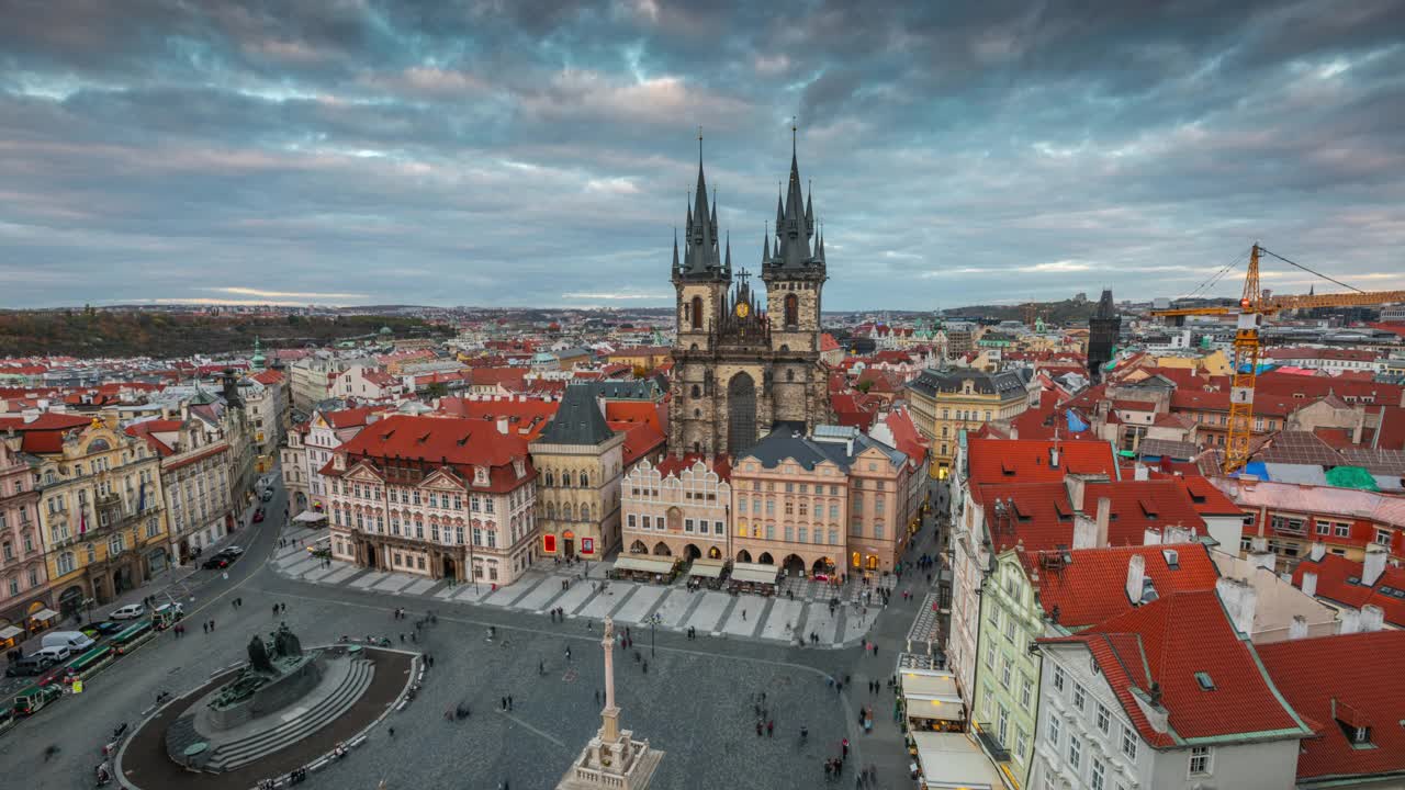在布拉格Týn前的老广场与圣母教堂的高角度视图-时间流逝视频下载