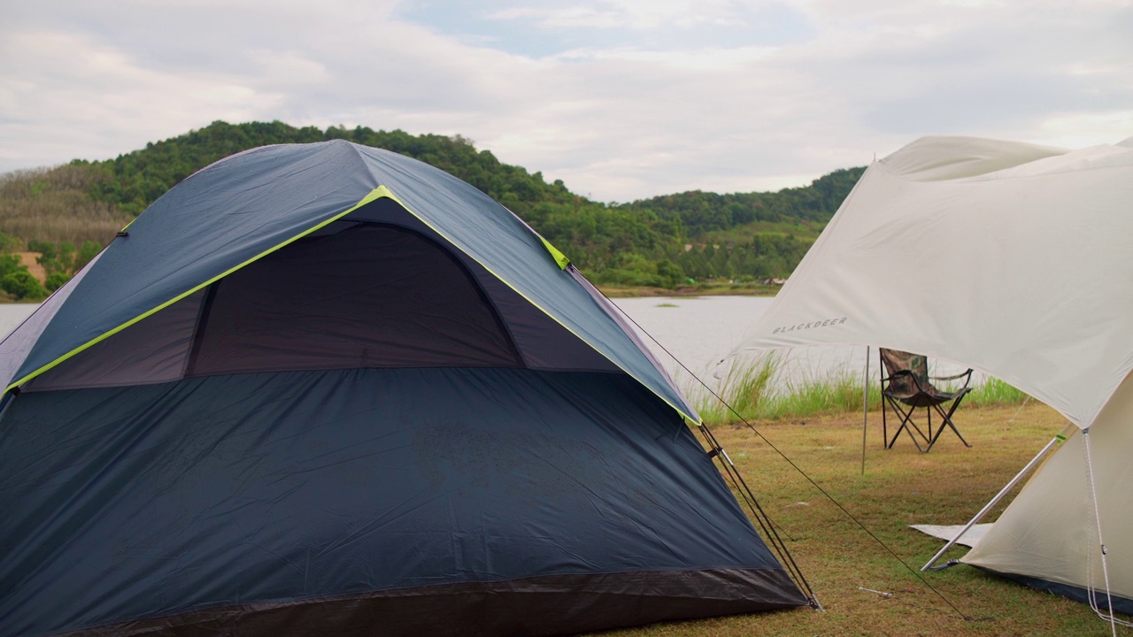 一个在湖边和山上搭建的旅游帐篷。视频素材