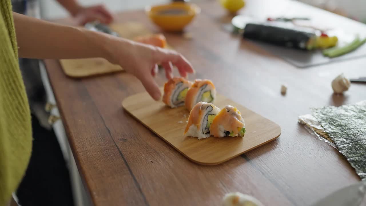 不认识的女人日本种族安排鲑鱼寿司卷视频素材