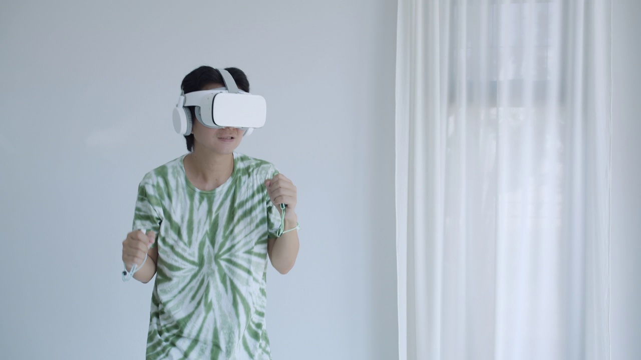 亚洲男子使用VR眼镜在办公室玩游戏。视频下载