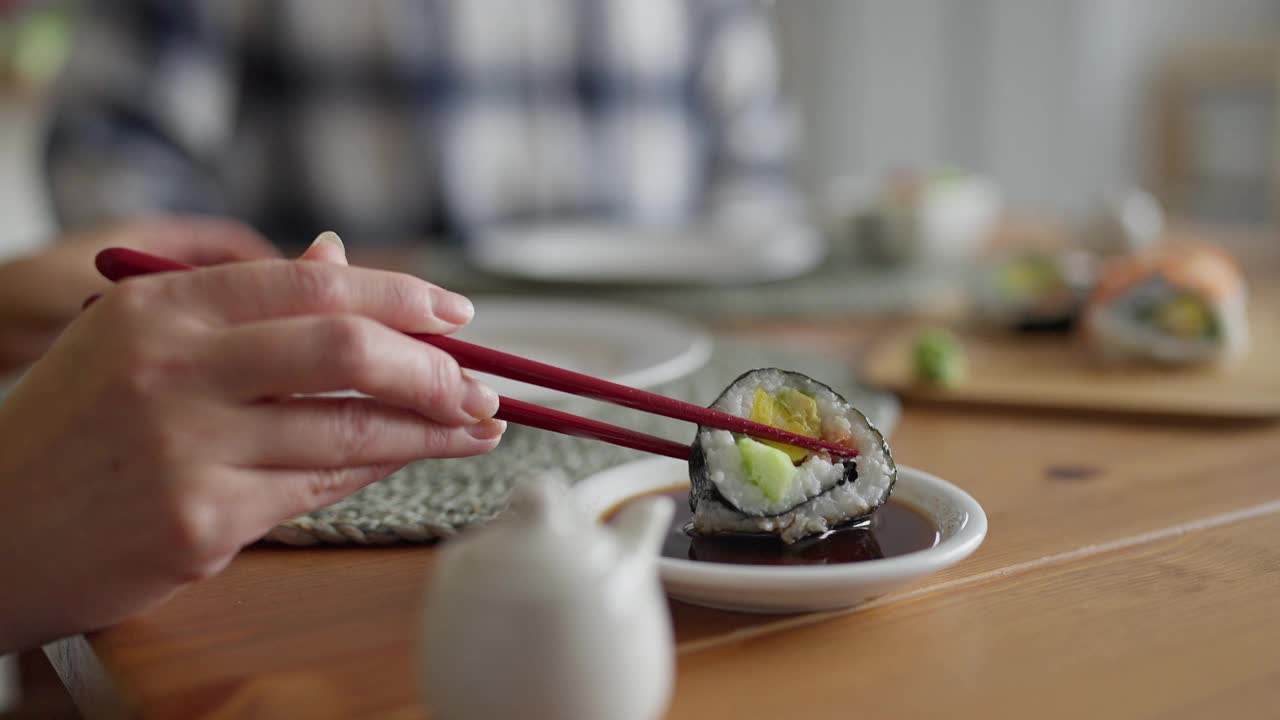 用酱油蘸寿司的女人卷视频下载
